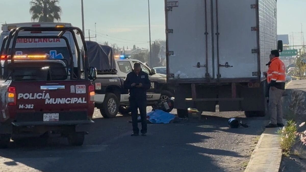 Muere comerciante al chocar su motocicleta contra un tráiler en Zacatepec 