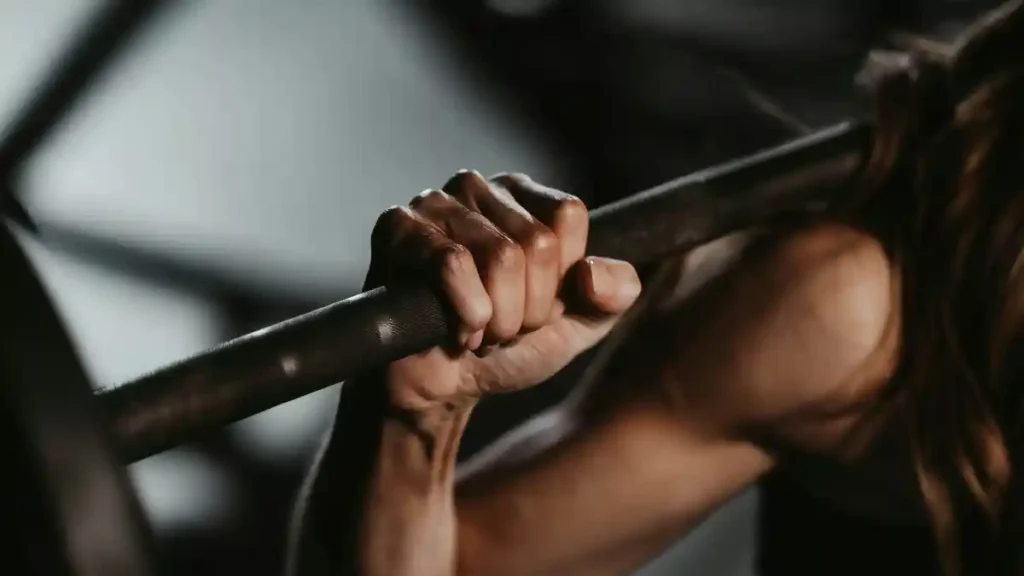 Mujer entrenando con una pesa.
