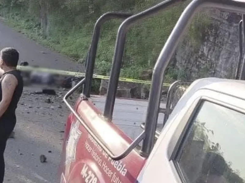 Rocas cae sobre una pareja en moto en Jonotla; la mujer muere