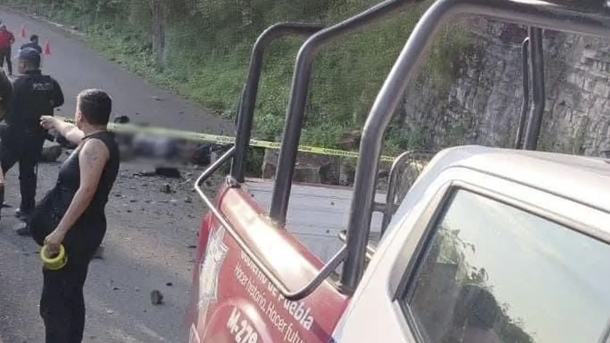 Rocas cae sobre una pareja en moto en Jonotla; la mujer muere