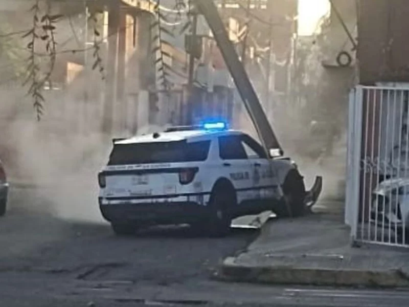 Patrulla de la SSC choca y deja sin luz a vecinos de Rancho Colorado 
