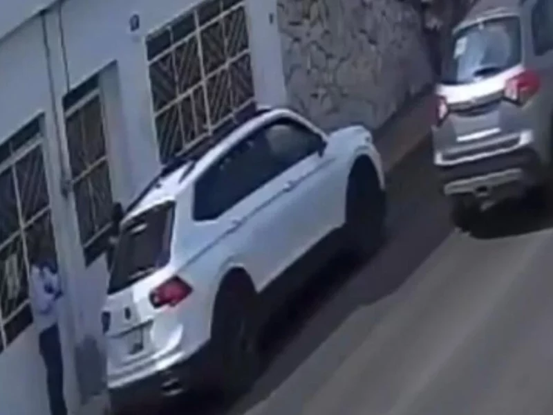 A plena luz del día, hombre armado roba camioneta en El Carmen