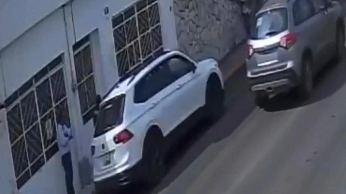 A plena luz del día, hombre armado roba camioneta en El Carmen