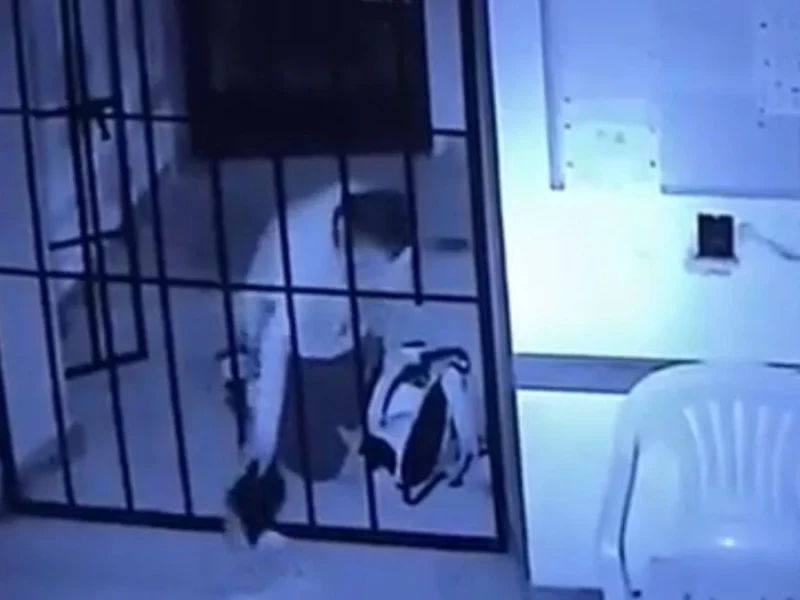 VIDEO: ¡Qué lo perdone Dios!, se mete a robar a parroquia en Izúcar de Matamoros