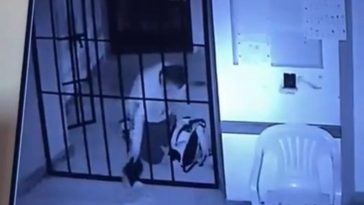 VIDEO: ¡Qué lo perdone Dios!, se mete a robar a parroquia en Izúcar de Matamoros