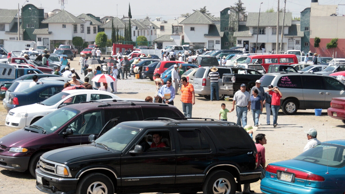 Tianguis de autos Villa Verde será reubicado; ahí construirán casas del Fovissste  