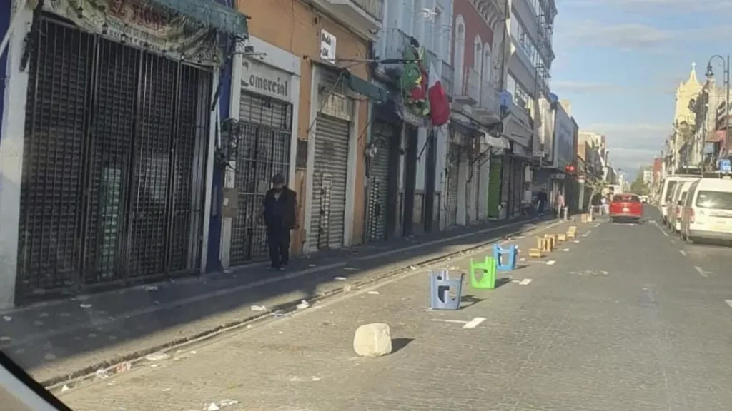 Los “viene viene”, dueños de los parquímetros en Puebla capital