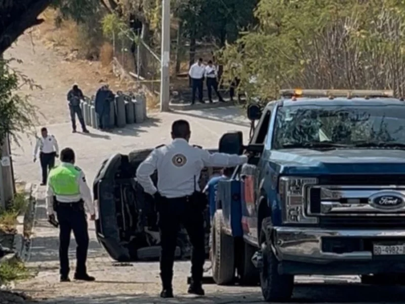 Volcadura de camión con tanques de gas genera pánico en Izúcar de Matamoros