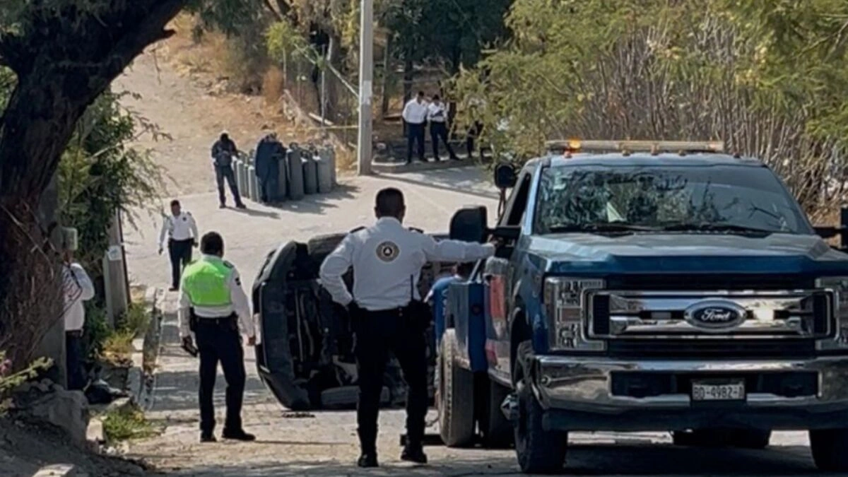 Volcadura de camión con tanques de gas genera pánico en Izúcar de Matamoros