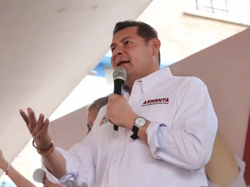 Gobierno de Puebla pavimentará otros 160 kilómetros en 2026 con maquinaria y pétreos de Pemex.