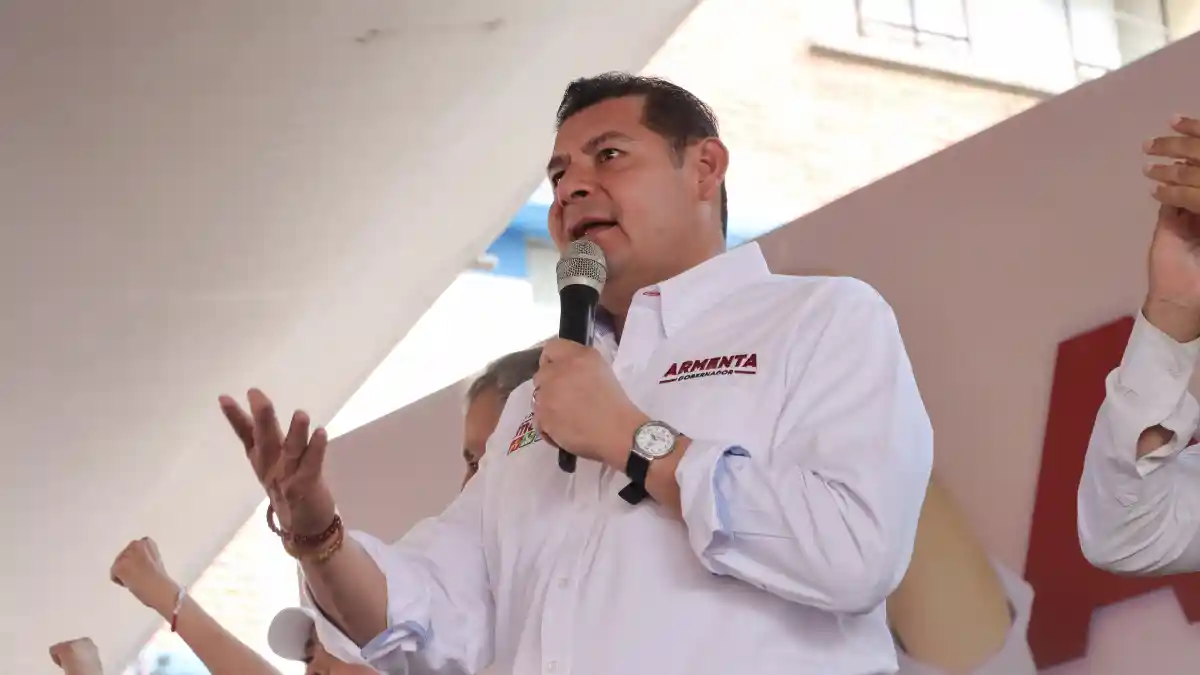 Gobierno de Puebla pavimentará otros 160 kilómetros en 2026 con maquinaria y pétreos de Pemex.