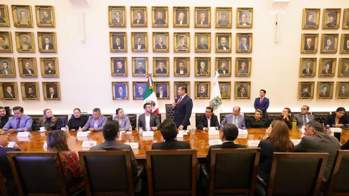 Armenta se reúne con diputados morenistas y aliados en Congreso de Puebla 