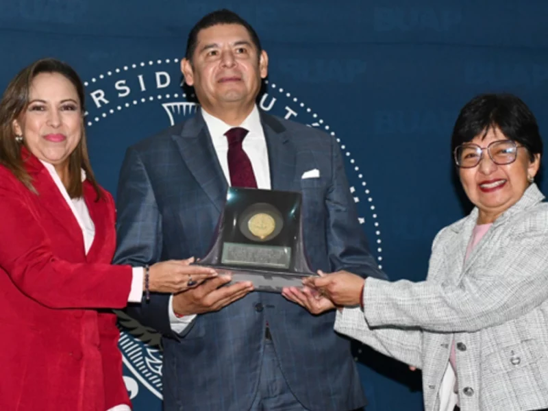 Distingue BUAP como exalumno destacado al gobernador Alejandro Armenta