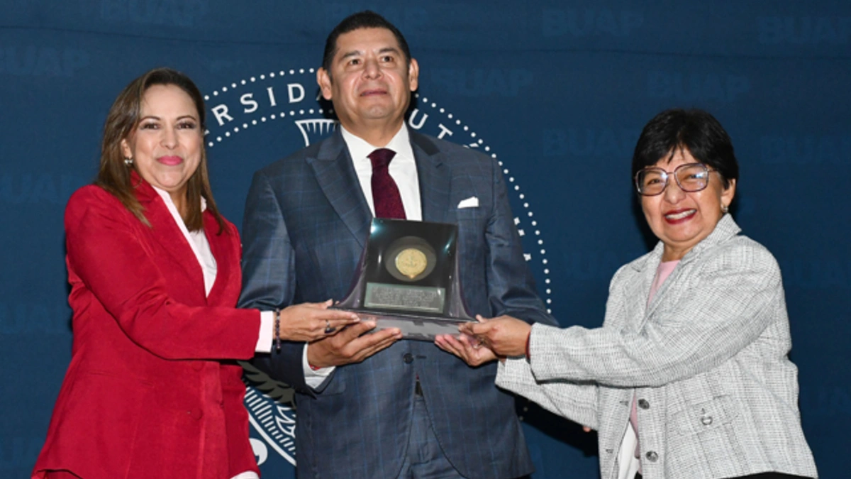 Distingue BUAP como exalumno destacado al gobernador Alejandro Armenta