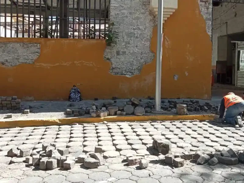 Dan mantenimiento a banquetas del Centro Histórico de Puebla.