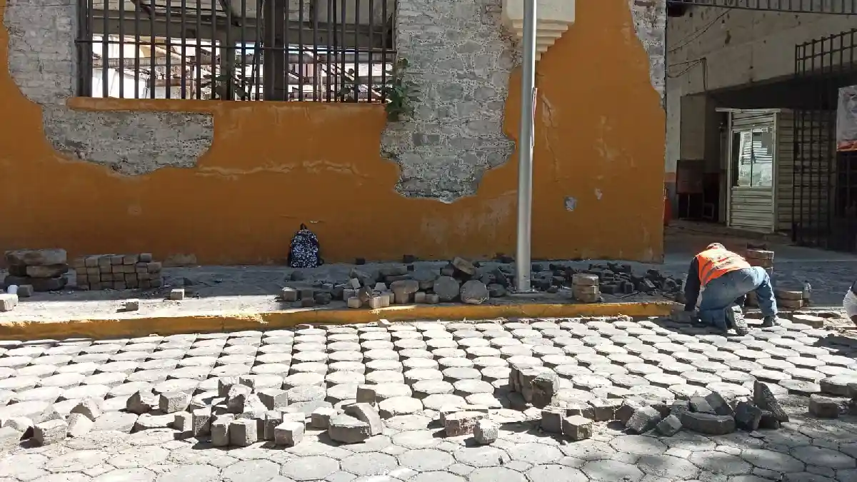 Dan mantenimiento a banquetas del Centro Histórico de Puebla.