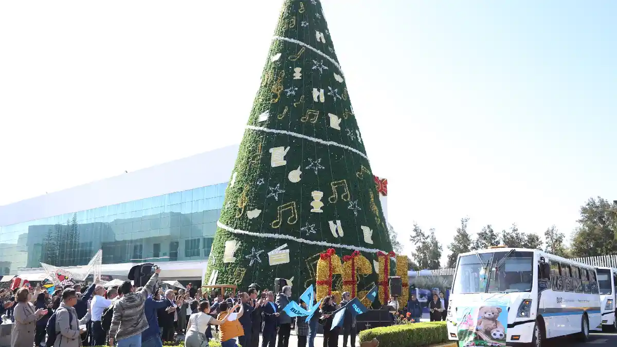 BUAP arranca caravana para entregar 14 mil juguetes por Reyes Magos.