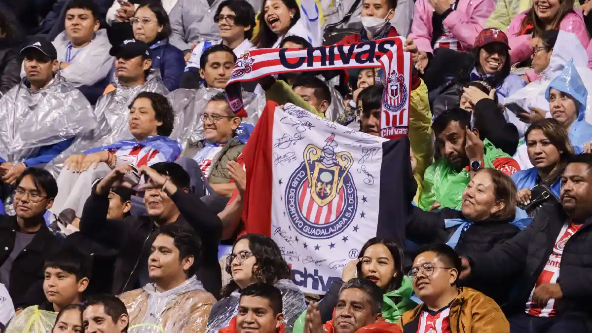 Afición de Chivas del Guadalajara en un partido.