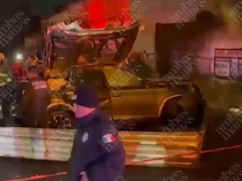 Conductor muere al chocar su Cupra en la barrera metálica de la México-Puebla.