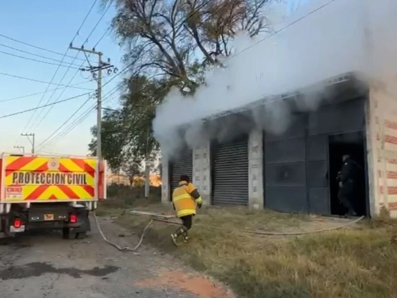 Roban material de construcción e incendian casa en Coronango 