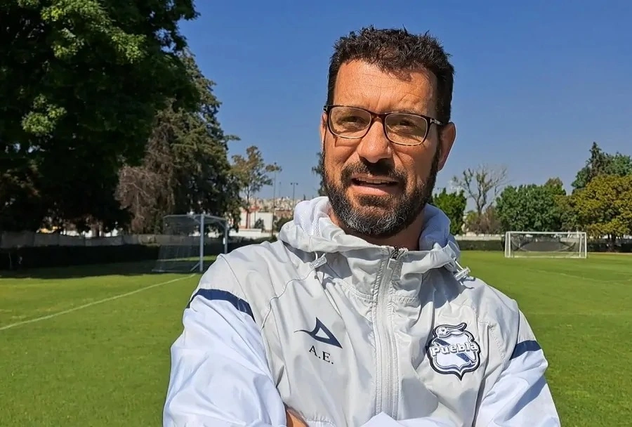 En El Imperio Azcárraga. 3er capítulo del América, Pepe Hanan habla del director técnico del Puebla.