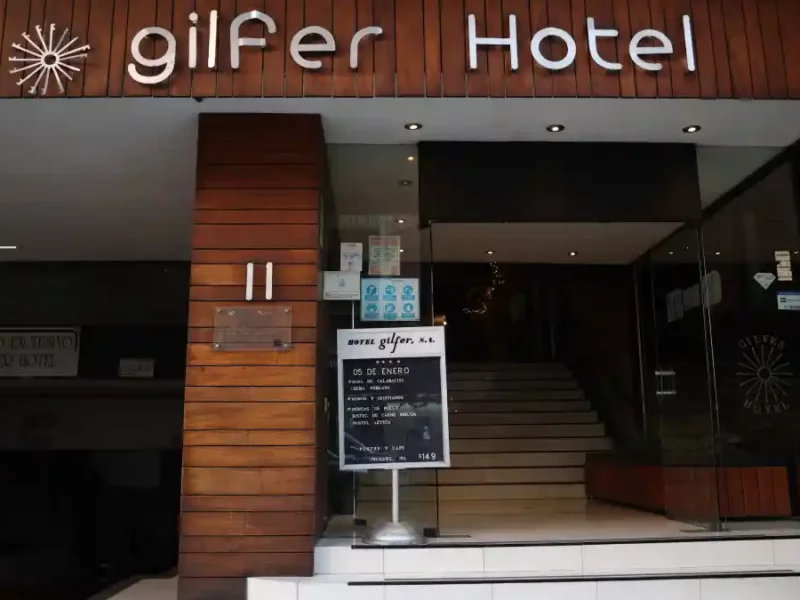 Entrada del Hotel Gilfer de Puebla.