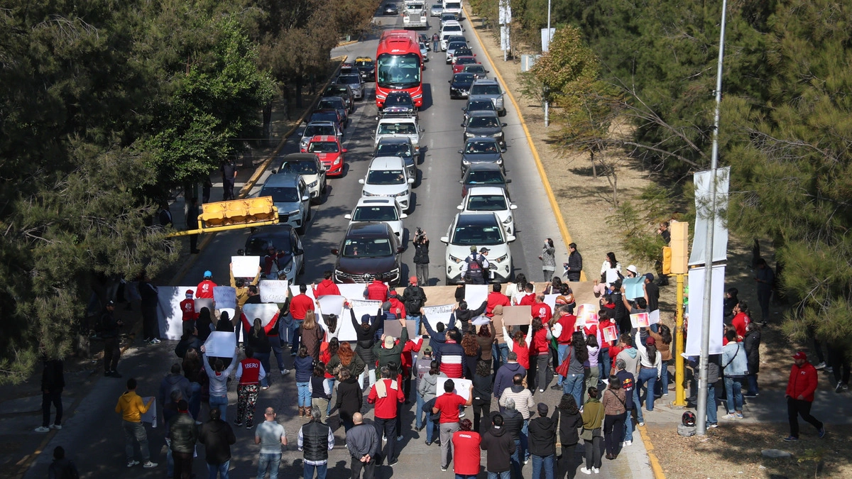 Ibero realiza manifestación por el docente desaparecido; pide evitar la estigmatización y criminalización  