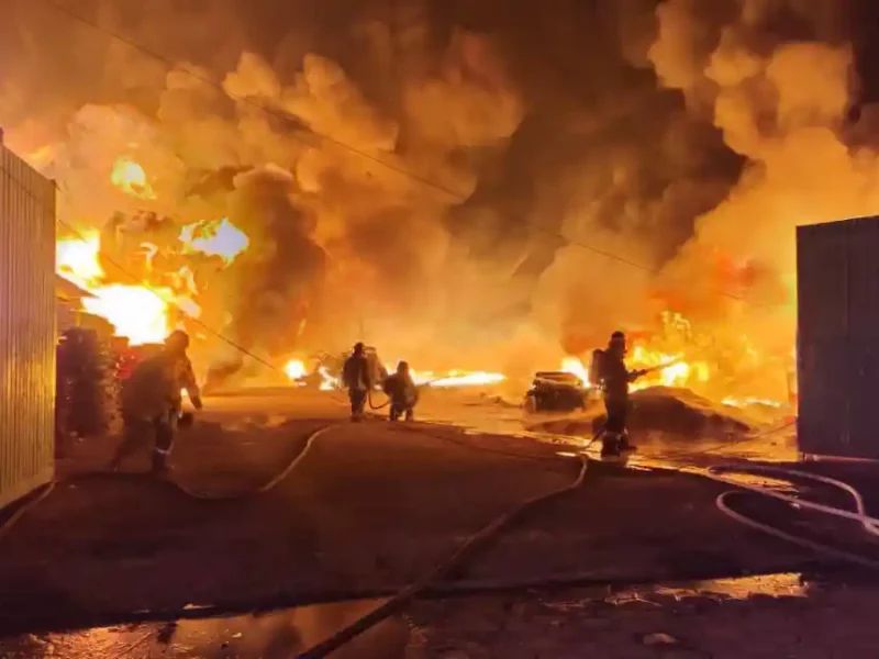 Incendio en bodega de plástico ubicada en San Pedro Cholula.