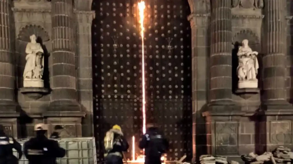Incendio en la puerta norte de la Catedral.