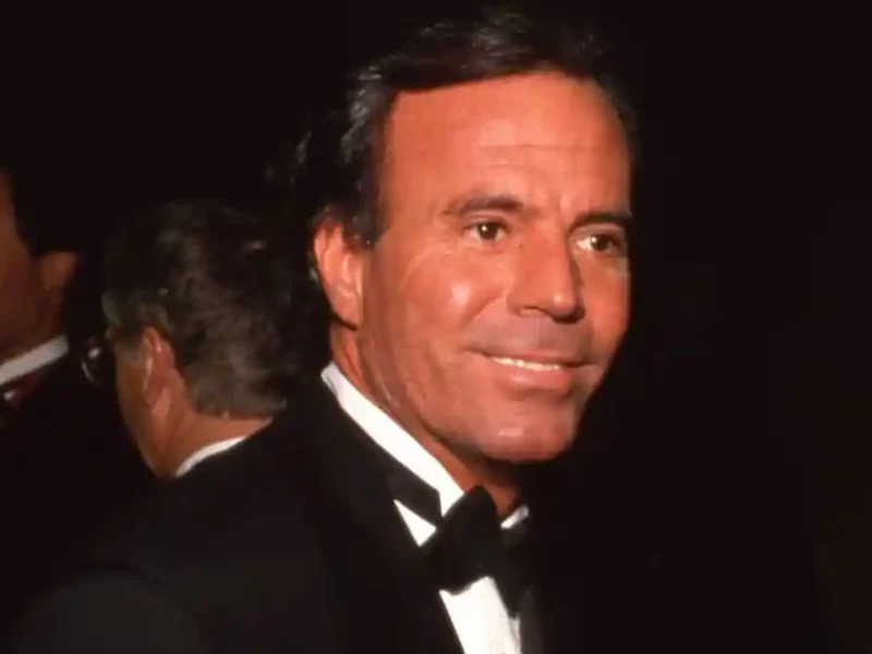 Julio Iglesias responde públicamente ante acusaciones de agresión sexual en su contra.