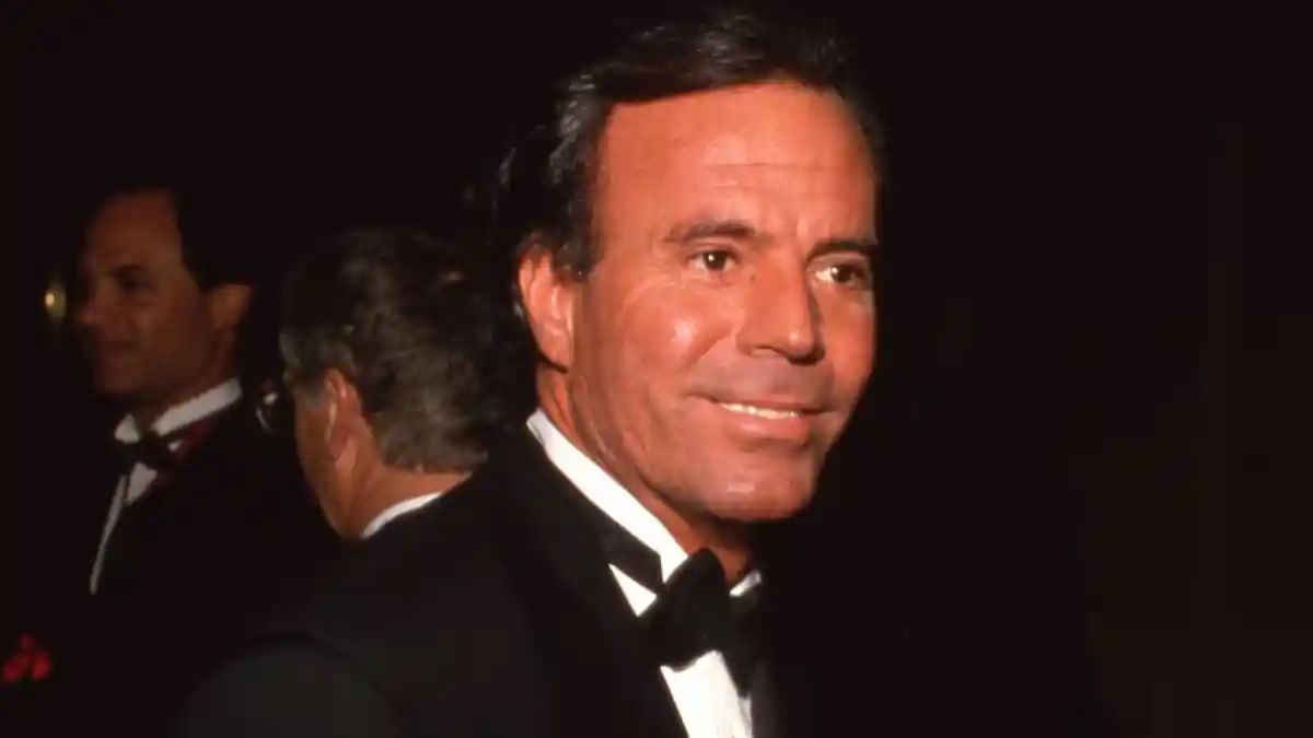 Julio Iglesias responde públicamente ante acusaciones de agresión sexual en su contra.