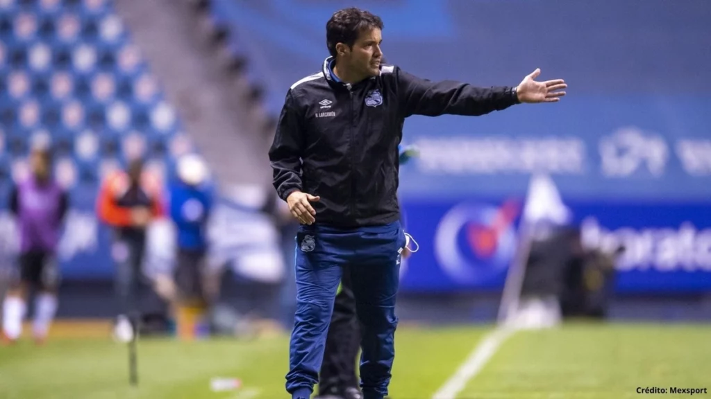 En El Imperio Azcárraga. 3er capítulo del América, Pepe Hanan habla del director técnico del Cruz Azul.