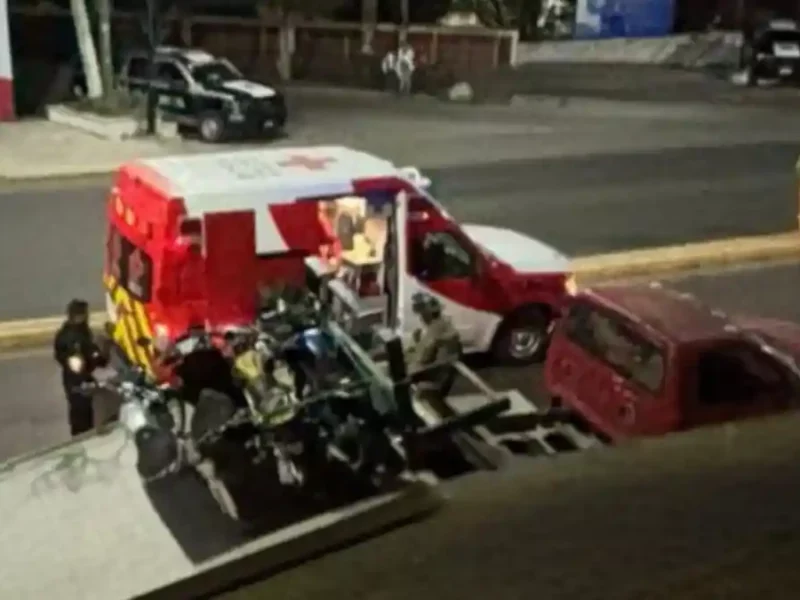 Ambulancia y elementos de rescate en el lugar donde un motocilista chocó contra una grúa en Izúcar de Matamoros.