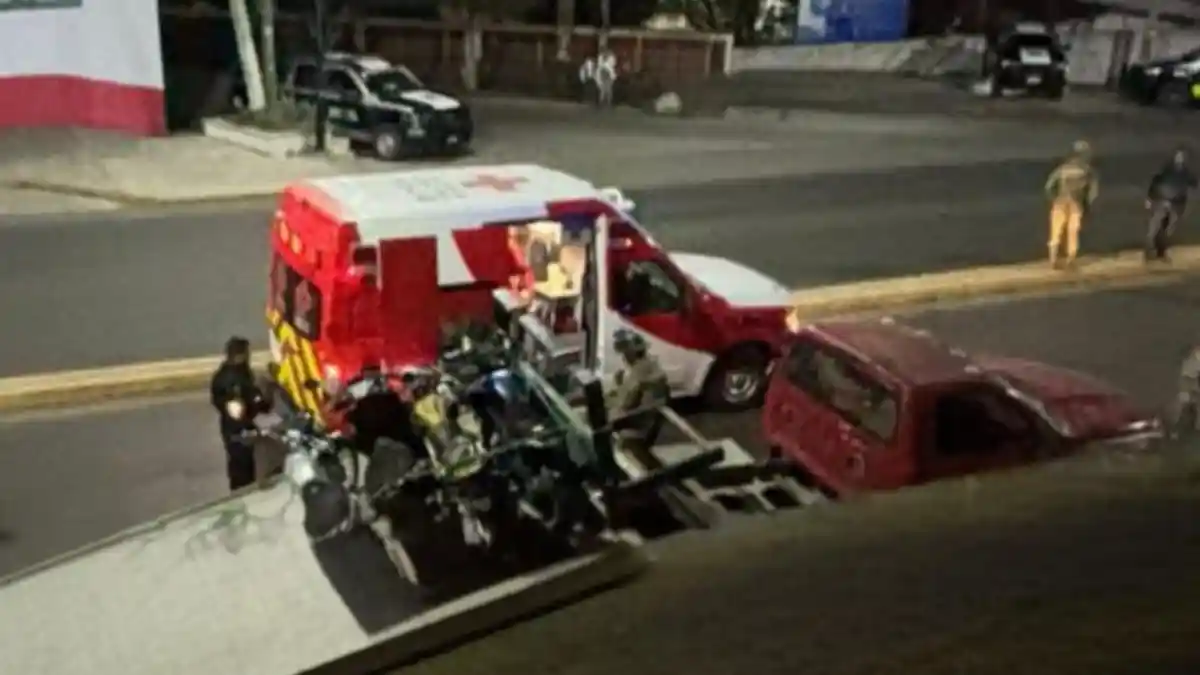 Ambulancia y elementos de rescate en el lugar donde un motocilista chocó contra una grúa en Izúcar de Matamoros.