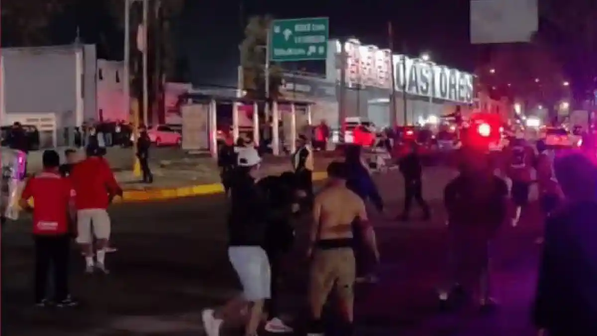 Aficionados se agarran a golpes al finalizar el partido entre Puebla y Toluca