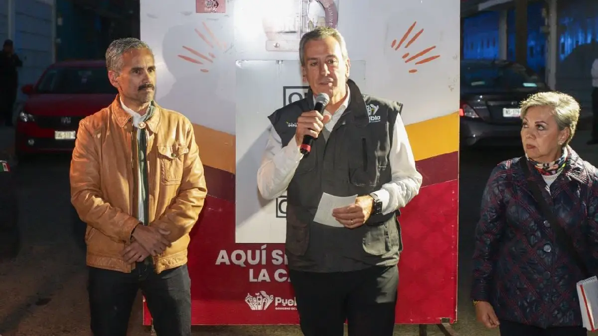 Enciende Pepe Chedraui luminarias modernizadas con LED en Villa Encantada con Puebla Brilla