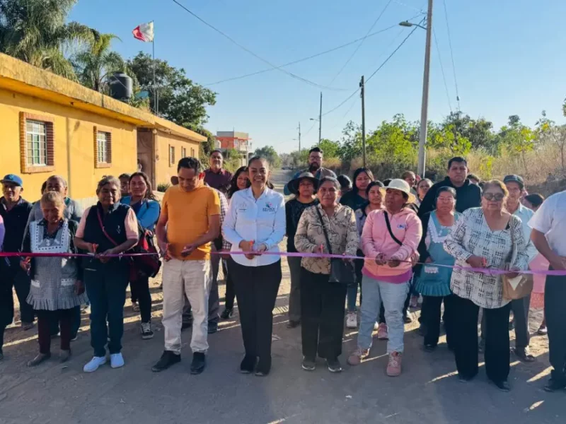 Ariadna Ayala entrega rehabilitación de 38 mil m² de caminos saca cosechas en Atlixco