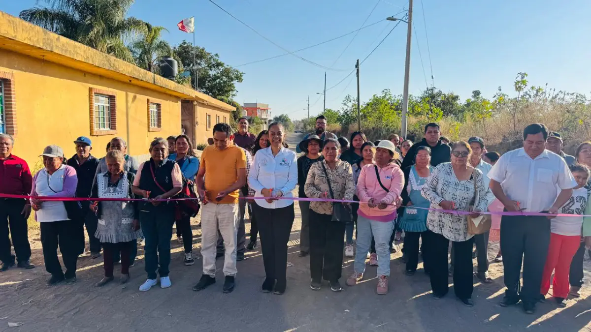 Ariadna Ayala entrega rehabilitación de 38 mil m² de caminos saca cosechas en Atlixco