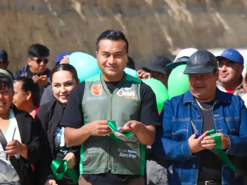 Roberto Solís cumple a los productos del campo: Entrega la rehabilitación del camino sacacosechas en Atexcac