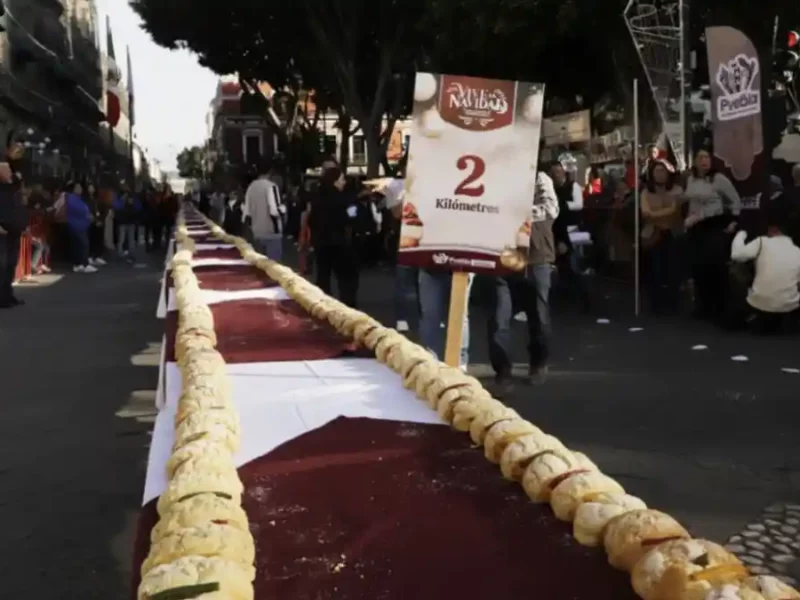 Rosca de Reyes monumental colocada en el Zócalo de Puebla.