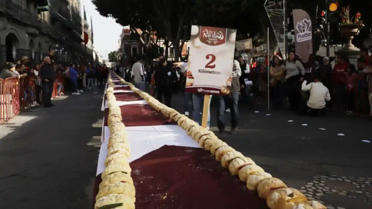 Rosca de Reyes monumental colocada en el Zócalo de Puebla.