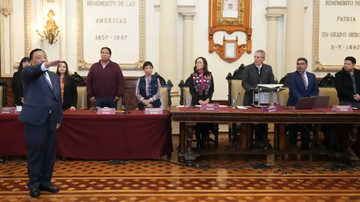 Joaquín Espidio renuncia a la Secretaría del Ayuntamiento de Puebla; llega Rufo Juárez Peñuela.