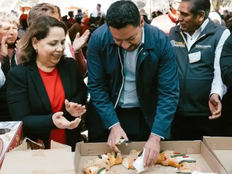 Andrés Villegas encabeza la entrega de juguetes y la Rosca de Reyes Magos en Chalchicomula de Sesma.