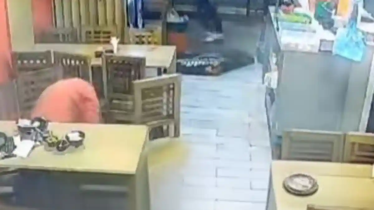 Taquería “El Asadito” en la que ocurrió un violento asalto que dejó un hombre muerto.