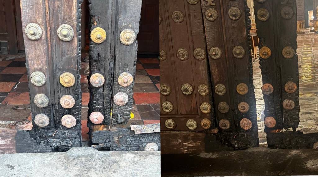Daños en la puerta de la Catedral de Puebla provocados por un incendio.