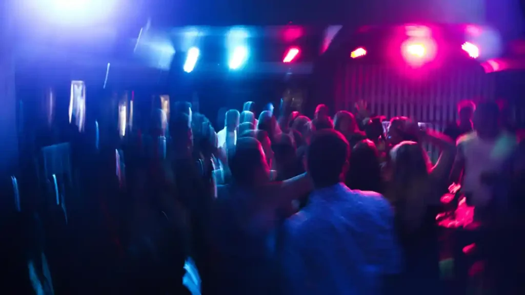 Personas bailando en un antro.