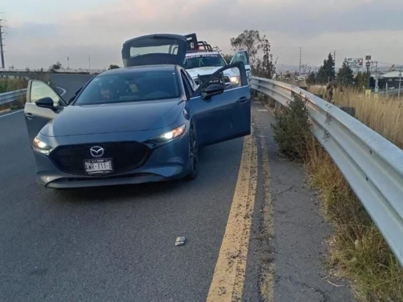 Recuperan auto y detienen a tres durante persecución en Periférico Ecológico