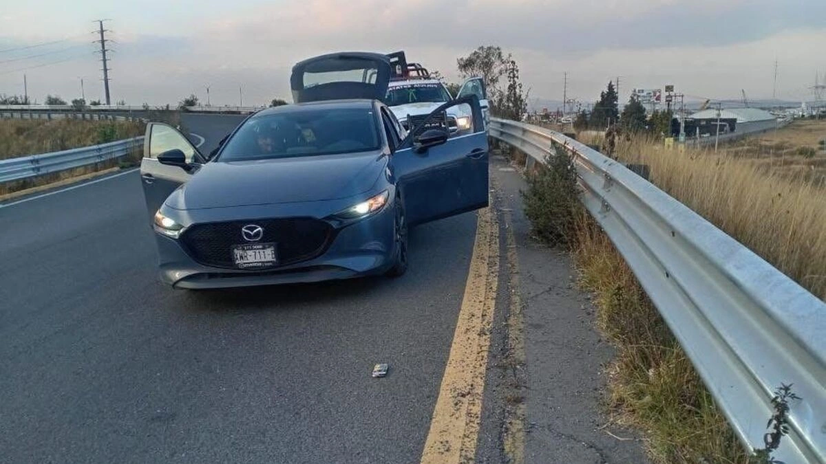 Recuperan auto y detienen a tres durante persecución en Periférico Ecológico