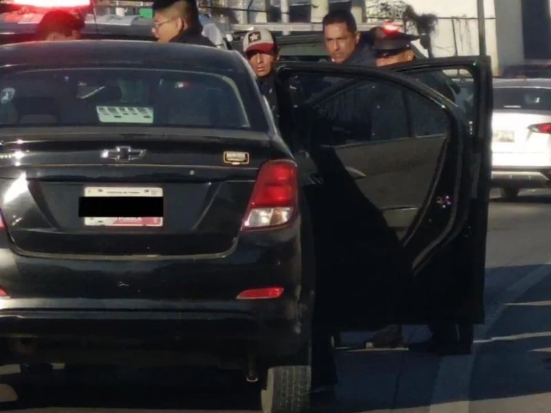 Recuperan auto robado en Periférico Ecológico y detienen a dos hombres