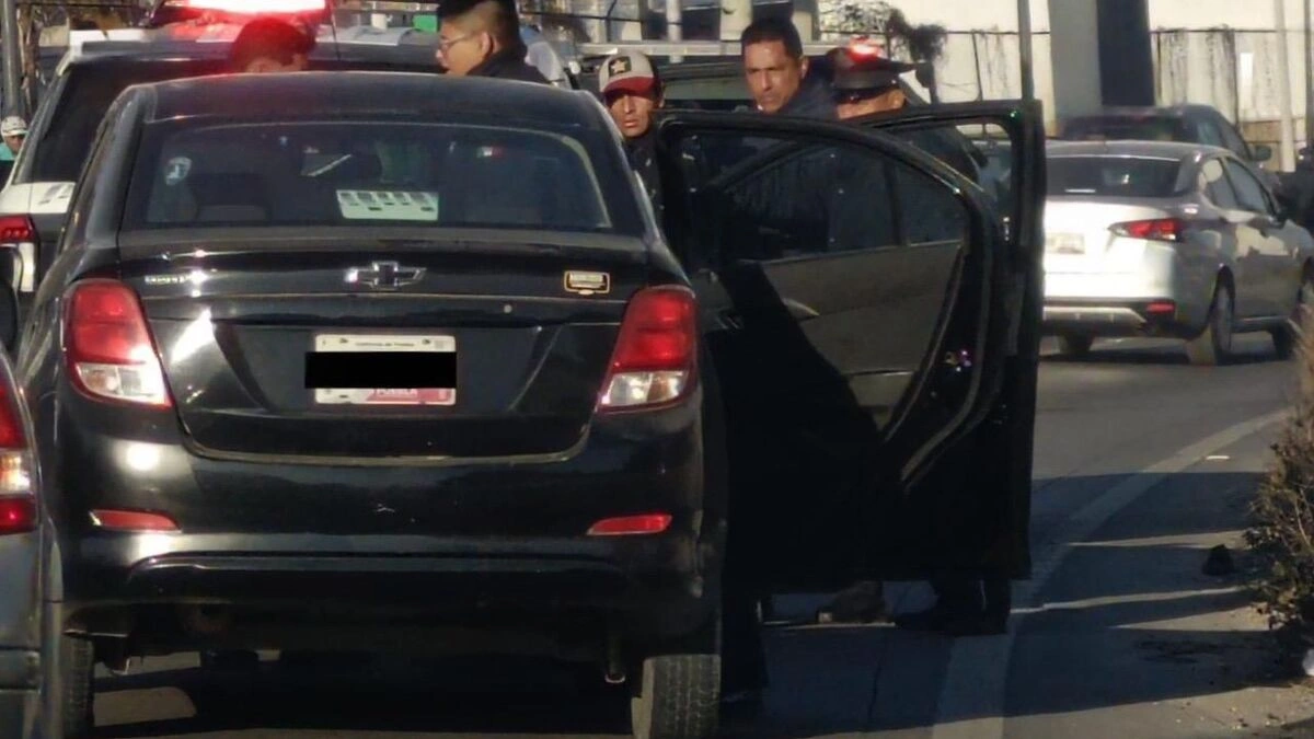 Recuperan auto robado en Periférico Ecológico y detienen a dos hombres